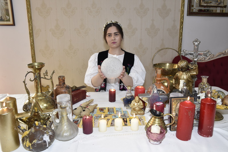 Tămăduitoarea Mihaela la masa de lucru